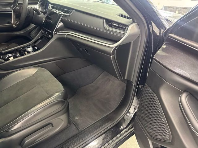 2023 Diamond Black Crystal Pearlcoat Jeep Grand Cherokee Altitude X 4X4 SUV