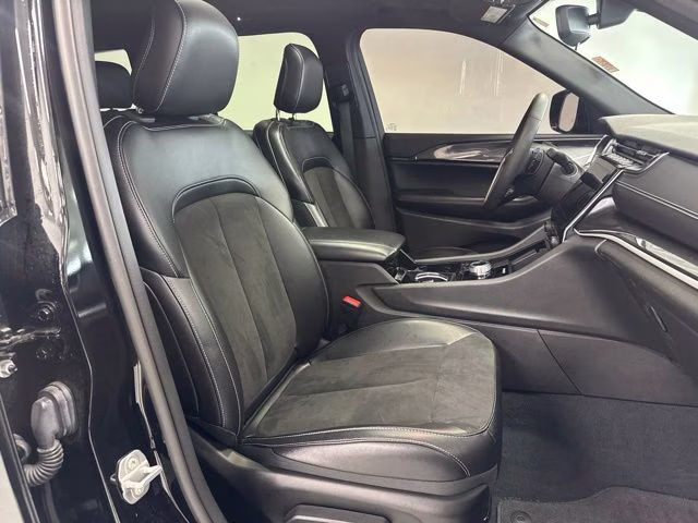 2023 Diamond Black Crystal Pearlcoat Jeep Grand Cherokee Altitude X 4X4 SUV