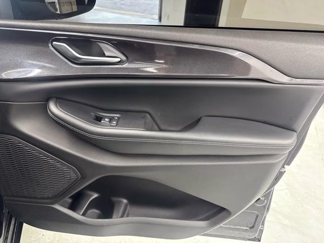 2023 Diamond Black Crystal Pearlcoat Jeep Grand Cherokee Altitude X 4X4 SUV