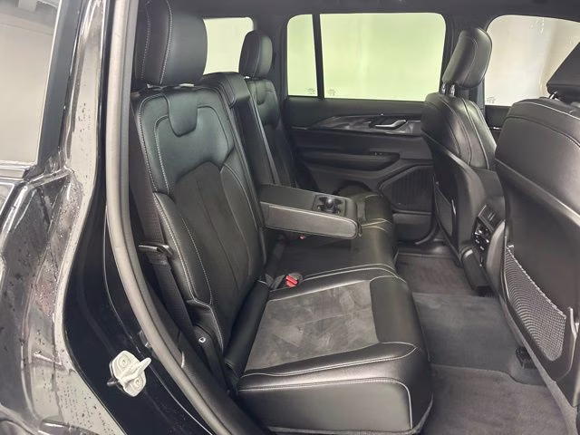2023 Diamond Black Crystal Pearlcoat Jeep Grand Cherokee Altitude X 4X4 SUV