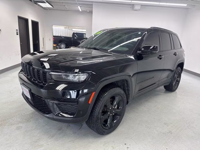 2023 Diamond Black Crystal Pearlcoat Jeep Grand Cherokee Altitude X 4X4 SUV