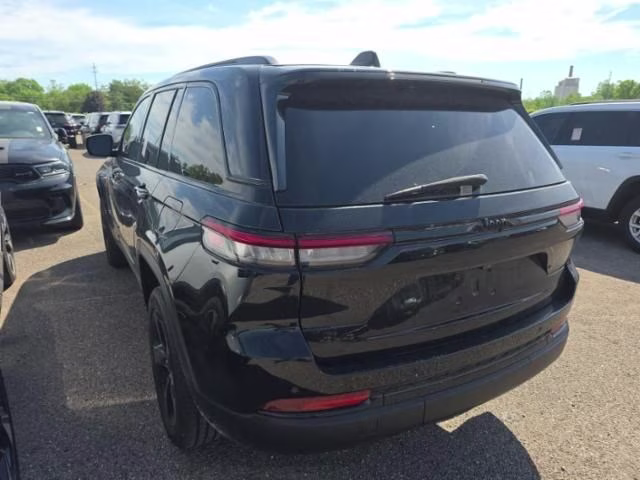 2023 Diamond Black Crystal Pearlcoat Jeep Grand Cherokee Altitude X 4X4 SUV