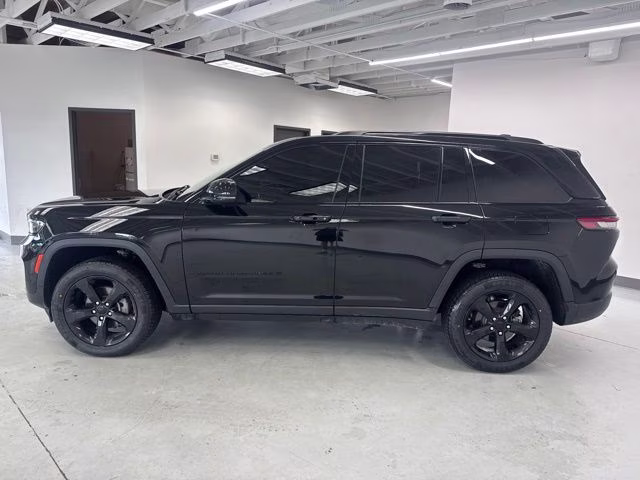 2023 Diamond Black Crystal Pearlcoat Jeep Grand Cherokee Altitude X 4X4 SUV