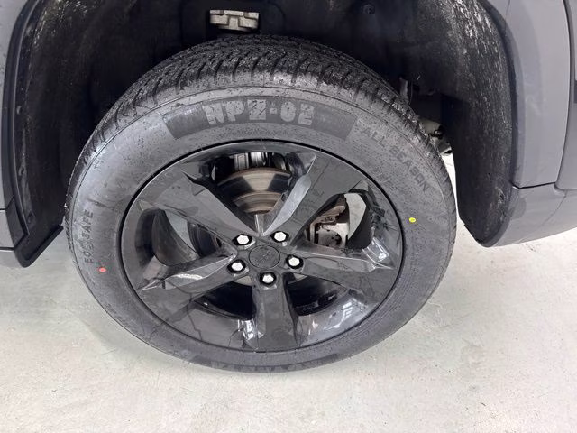 2023 Diamond Black Crystal Pearlcoat Jeep Grand Cherokee Altitude X 4X4 SUV