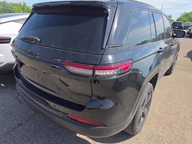 2023 Diamond Black Crystal Pearlcoat Jeep Grand Cherokee Altitude X 4X4 SUV