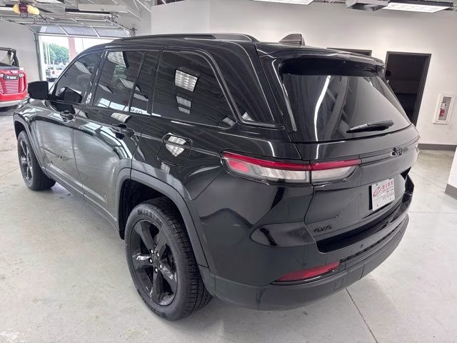 2023 Diamond Black Crystal Pearlcoat Jeep Grand Cherokee Altitude X 4X4 SUV