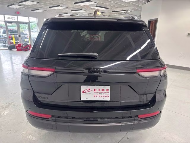 2023 Diamond Black Crystal Pearlcoat Jeep Grand Cherokee Altitude X 4X4 SUV