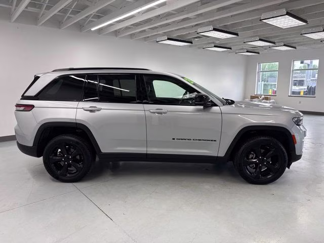 2023 Silver Zynith Jeep Grand Cherokee Altitude X 4X4 SUV