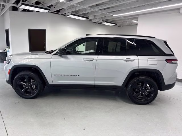 2023 Silver Zynith Jeep Grand Cherokee Altitude X 4X4 SUV