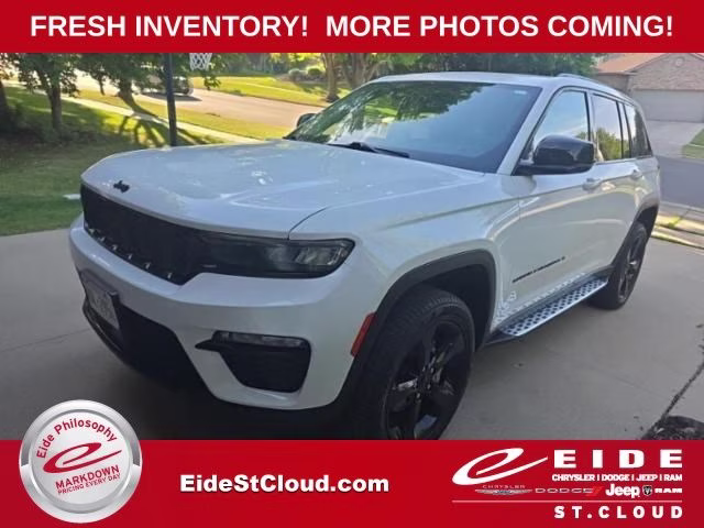 2023 Bright White Clearcoat Jeep Grand Cherokee Limited 4X4 SUV