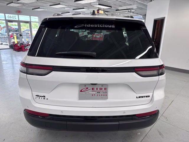 2023 Bright White Clearcoat Jeep Grand Cherokee Limited 4X4 SUV