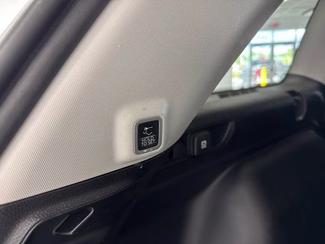 2023 Bright White Clearcoat Jeep Grand Cherokee Limited 4X4 SUV
