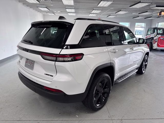 2023 Bright White Clearcoat Jeep Grand Cherokee Limited 4X4 SUV