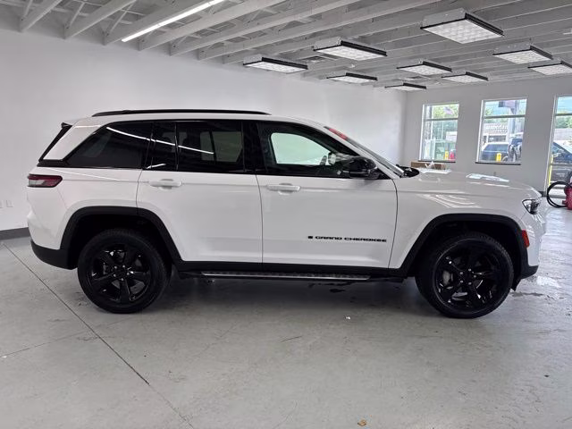 2023 Bright White Clearcoat Jeep Grand Cherokee Limited 4X4 SUV