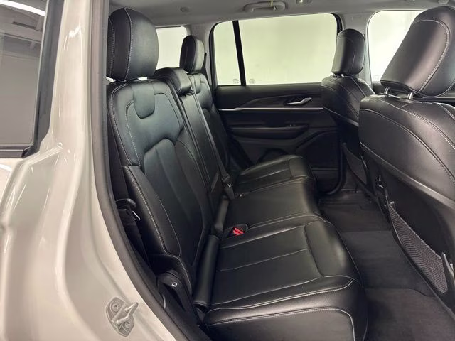 2023 Bright White Clearcoat Jeep Grand Cherokee Limited 4X4 SUV