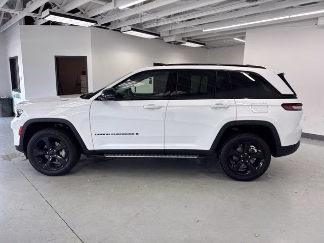 2023 Bright White Clearcoat Jeep Grand Cherokee Limited 4X4 SUV