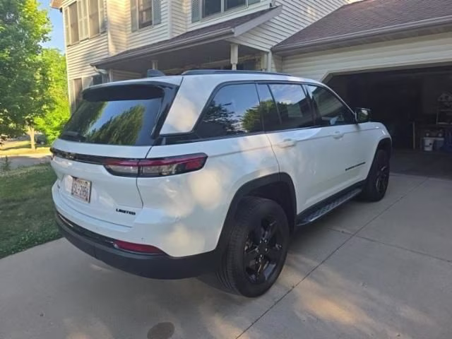 2023 Bright White Clearcoat Jeep Grand Cherokee Limited 4X4 SUV