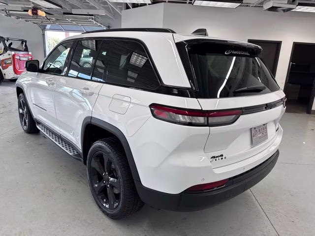 2023 Bright White Clearcoat Jeep Grand Cherokee Limited 4X4 SUV