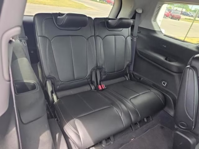 2023 Diamond Black Crystal Pearlcoat Jeep Grand Cherokee L Limited 4X4 SUV