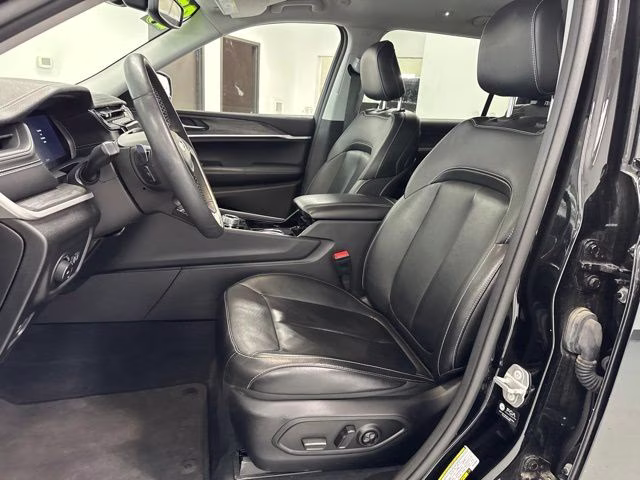 2023 Diamond Black Crystal Pearlcoat Jeep Grand Cherokee L Limited 4X4 SUV