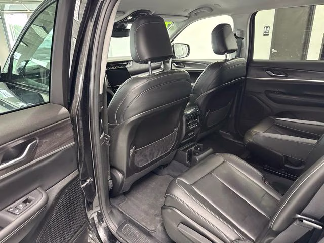2023 Diamond Black Crystal Pearlcoat Jeep Grand Cherokee L Limited 4X4 SUV