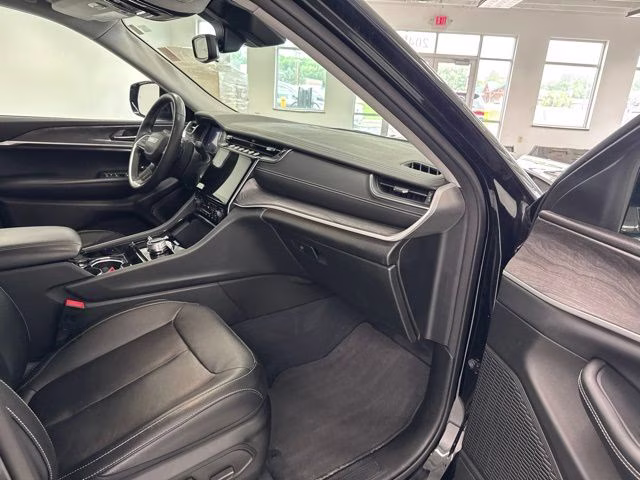 2023 Diamond Black Crystal Pearlcoat Jeep Grand Cherokee L Limited 4X4 SUV