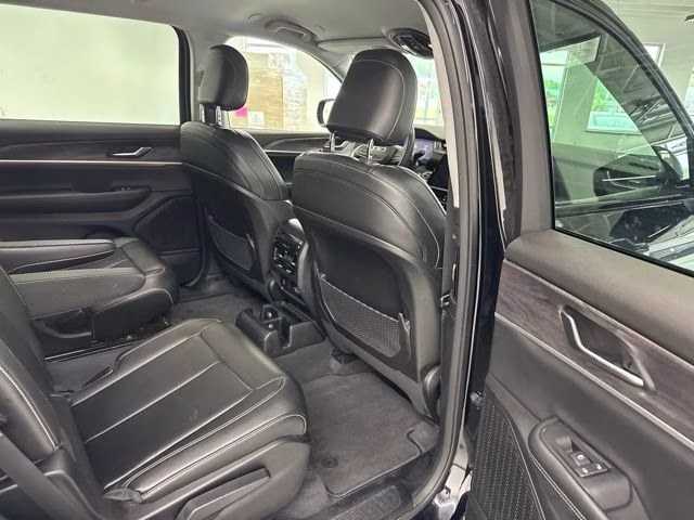 2023 Diamond Black Crystal Pearlcoat Jeep Grand Cherokee L Limited 4X4 SUV