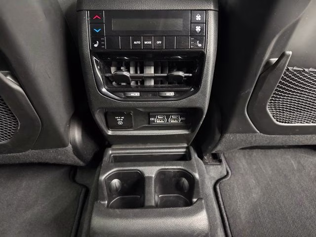 2023 Diamond Black Crystal Pearlcoat Jeep Grand Cherokee L Limited 4X4 SUV