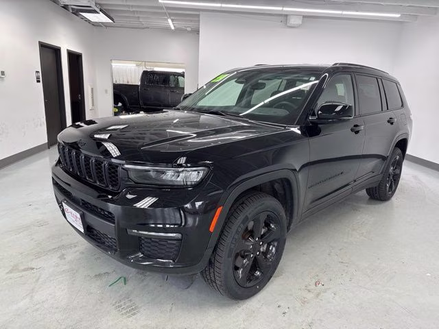 2023 Diamond Black Crystal Pearlcoat Jeep Grand Cherokee L Limited 4X4 SUV