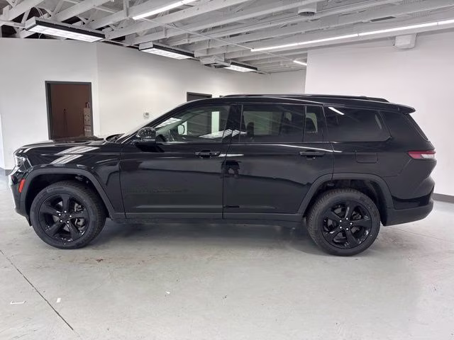 2023 Diamond Black Crystal Pearlcoat Jeep Grand Cherokee L Limited 4X4 SUV