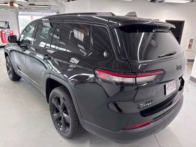 2023 Diamond Black Crystal Pearlcoat Jeep Grand Cherokee L Limited 4X4 SUV