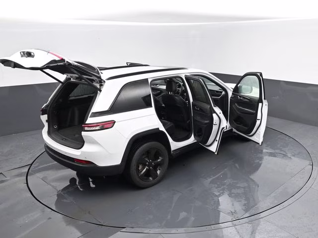 2023 Bright White Clearcoat Jeep Grand Cherokee Altitude X 4X4 SUV