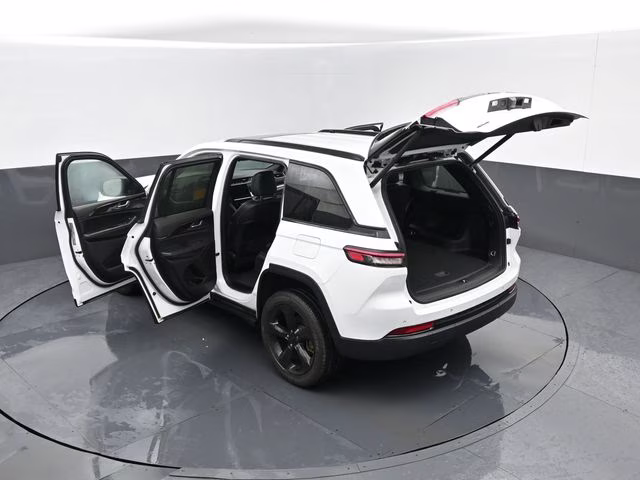 2023 Bright White Clearcoat Jeep Grand Cherokee Altitude X 4X4 SUV