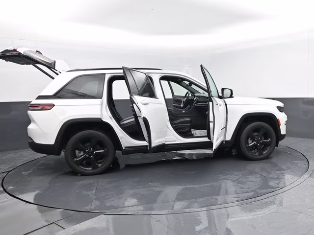 2023 Bright White Clearcoat Jeep Grand Cherokee Altitude X 4X4 SUV