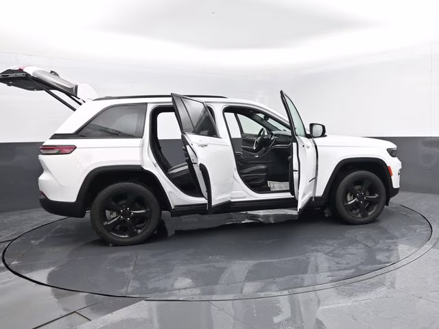 2023 Bright White Clearcoat Jeep Grand Cherokee Altitude X 4X4 SUV