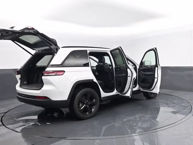 2023 Bright White Clearcoat Jeep Grand Cherokee Altitude X 4X4 SUV