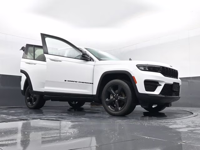 2023 Bright White Clearcoat Jeep Grand Cherokee Altitude X 4X4 SUV