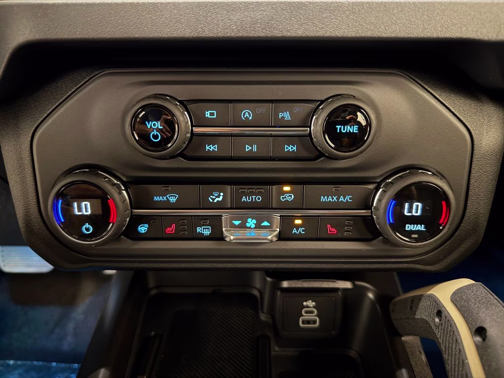 2026 Oxford White Ford Bronco Badlands 4X4 SUV