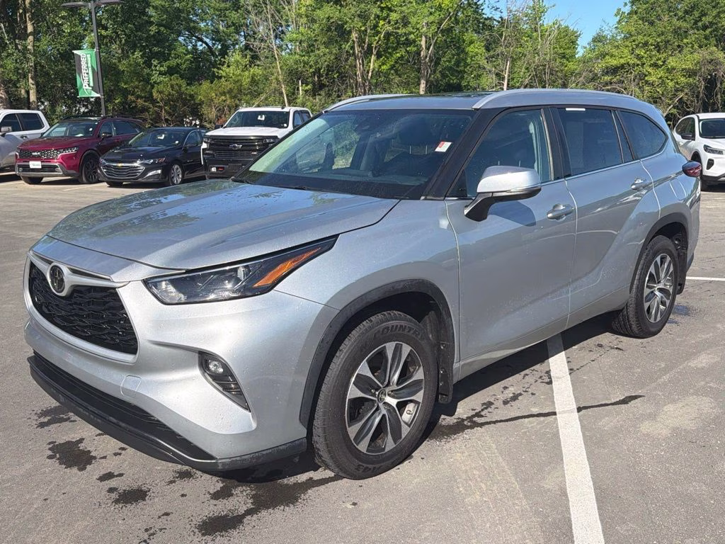 2023 Celestial Silver Metallic Toyota Highlander XLE AWD SUV