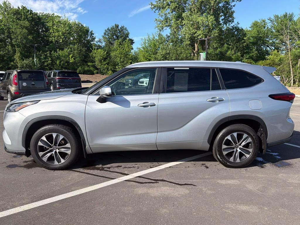 2023 Celestial Silver Metallic Toyota Highlander XLE AWD SUV