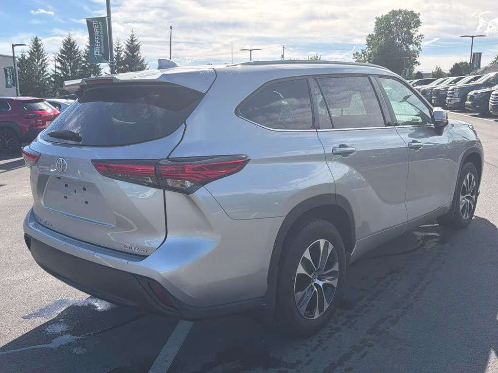 2023 Celestial Silver Metallic Toyota Highlander XLE AWD SUV