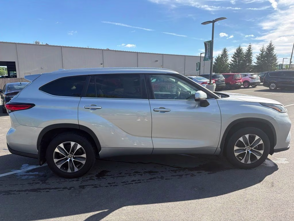 2023 Celestial Silver Metallic Toyota Highlander XLE AWD SUV