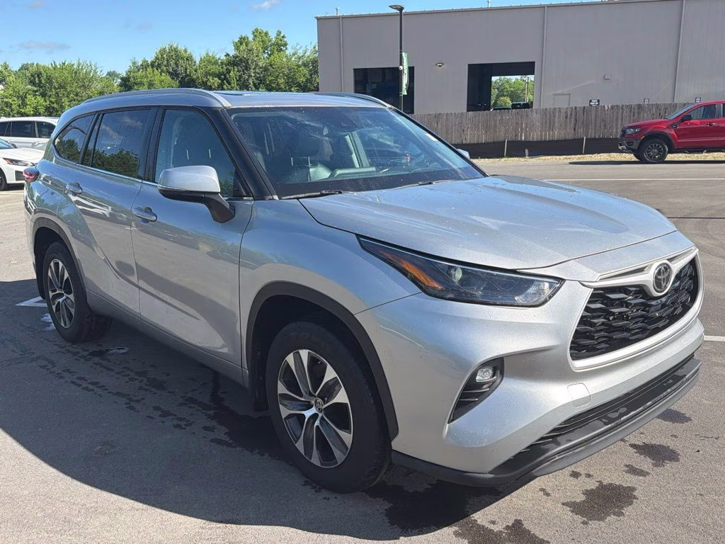 2023 Celestial Silver Metallic Toyota Highlander XLE AWD SUV