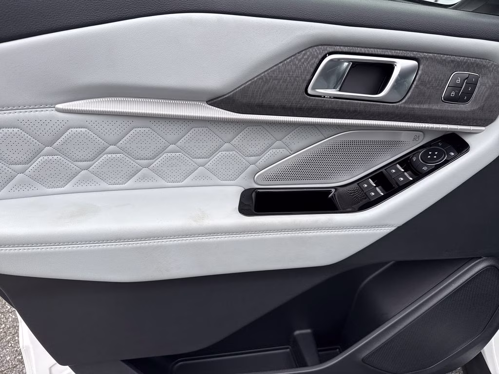 2026 White Metallic Ford Explorer Platinum 4X4 SUV