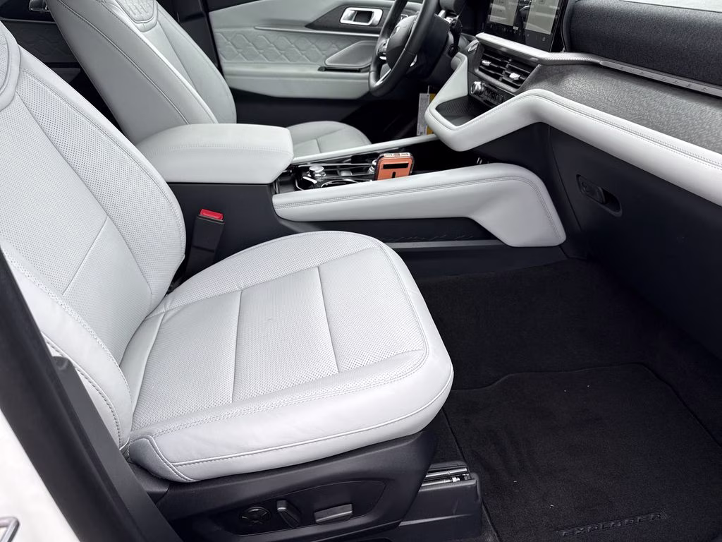 2026 White Metallic Ford Explorer Platinum 4X4 SUV