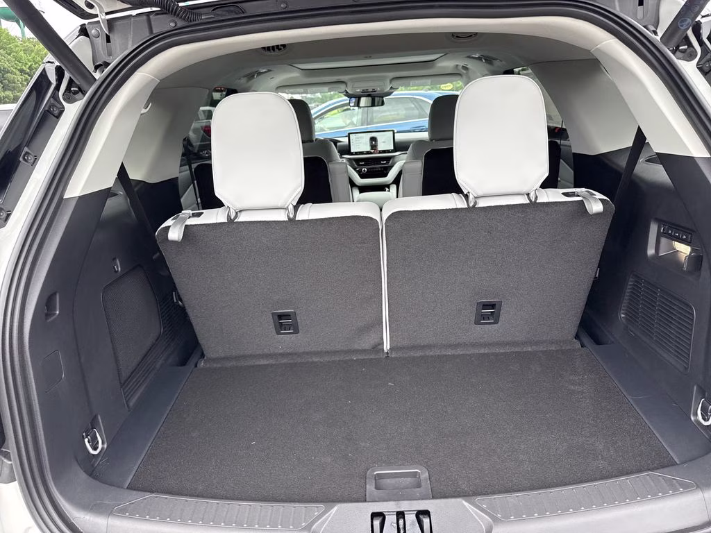 2026 White Metallic Ford Explorer Platinum 4X4 SUV