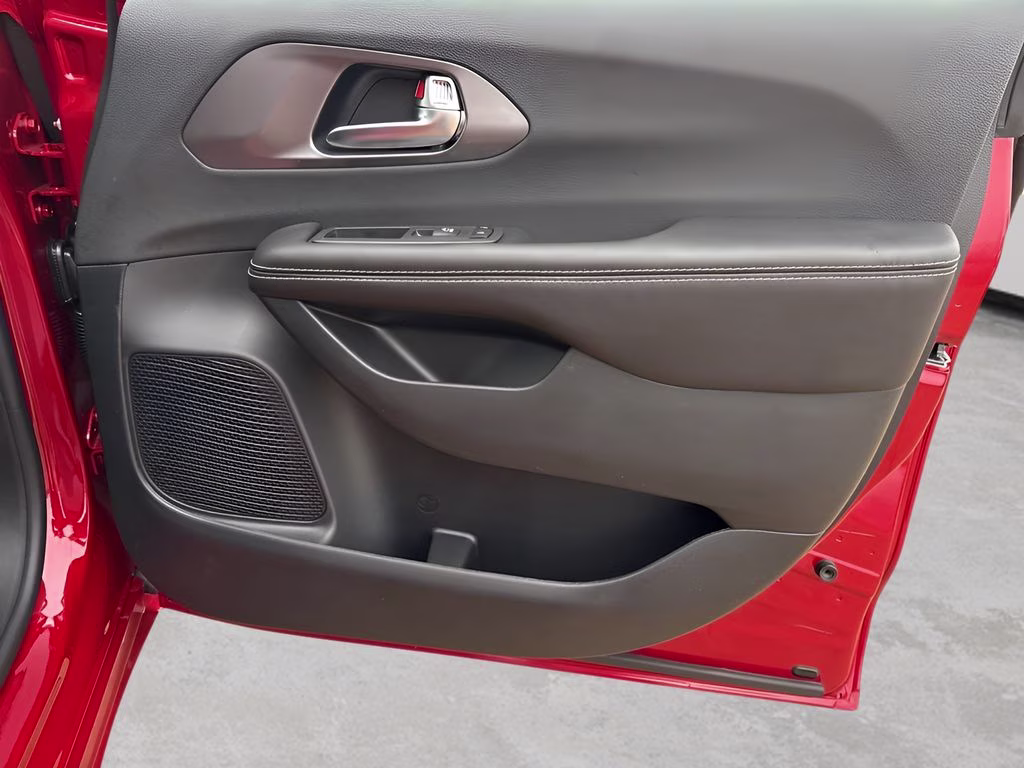 2026 Red Hot Pearlcoat Chrysler Pacifica Select Uconnect Theater Family Group II AWD Van