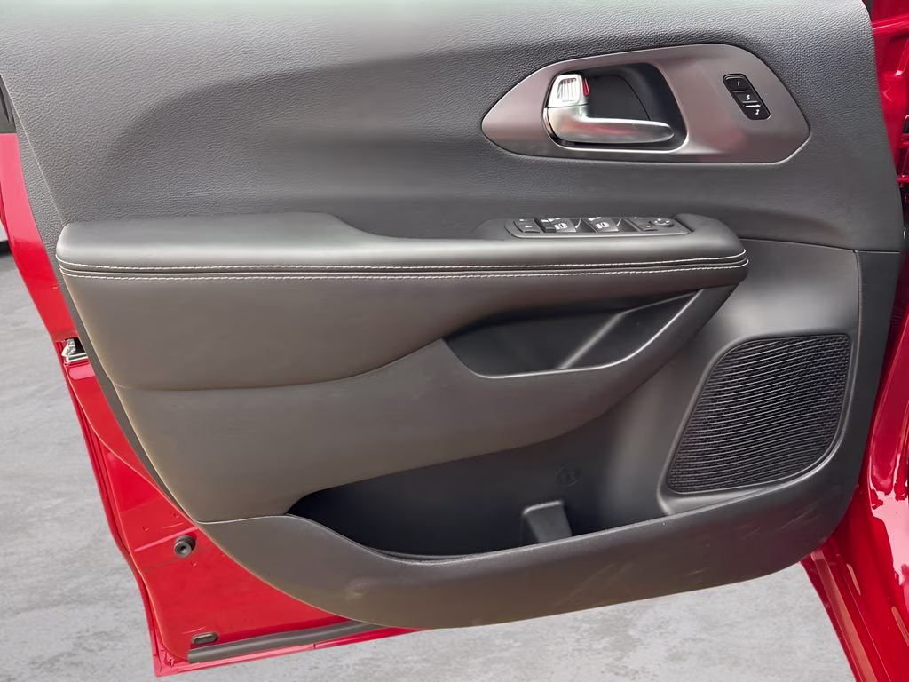2026 Red Hot Pearlcoat Chrysler Pacifica Select Uconnect Theater Family Group II AWD Van