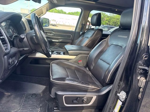 2019 Diamond Black Crystal Pearlcoat Ram 1500 Laramie 4X4 Truck