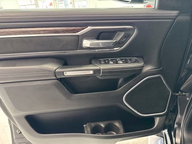 2019 Diamond Black Crystal Pearlcoat Ram 1500 Laramie 4X4 Truck